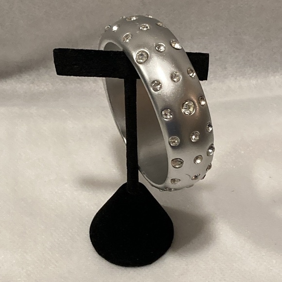 ❤️ 2/$25* ❤️ - Brushed Silvertone Bangle Bracelet & Large Cubic Zirconia Stones - Picture 1 of 10